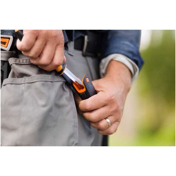 FISKARS Nož sa oštračem 1023618 - 046846