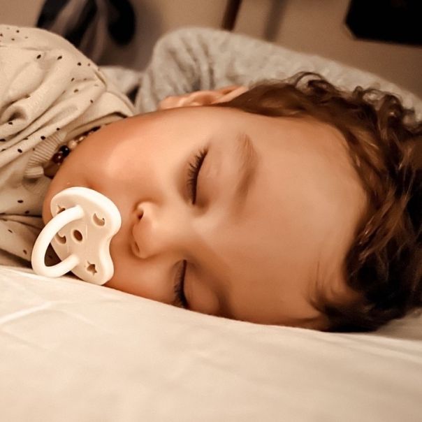 Hevea simetrična cucla od prirodne gume (0-3 mes) Mlečno bela - 210161-1