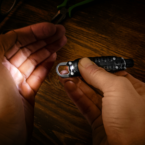 Privezak multifunkcionalni alat, otvarac za flase crni - EP2838422