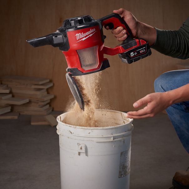 MILWAUKEE Aku. ručni usisivač 18V - M18CV-0, SOLO (bez baterije i punjača) - 4933459204