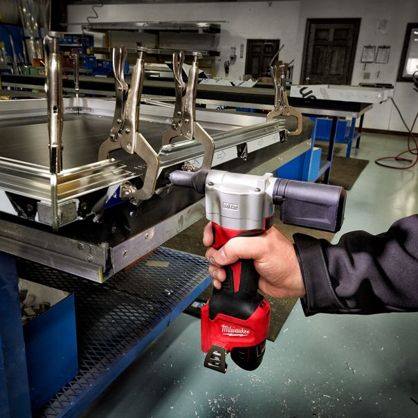 MILWAUKEE Aku. pištolj za pop nitne 12V 2Ah - M12BPRT-201X - 4933464405