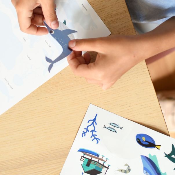 POPPIK Edukativni poster s nalepnicama Mini otkrića: Plava boja - MIN008