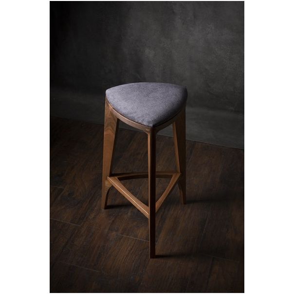 MEDA FURNITURE Terza Stoffa – Barska stolica od oraha sa tapaciranim sedištem - OrahTerStof35