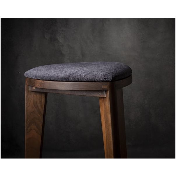 MEDA FURNITURE Terza Stoffa – Barska stolica od oraha sa tapaciranim sedištem - OrahTerStof35