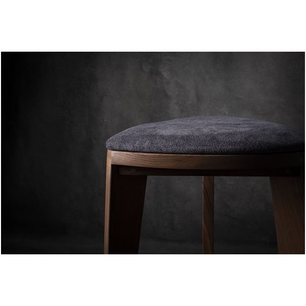MEDA FURNITURE Terza Stoffa – Barska stolica od oraha sa tapaciranim sedištem - OrahTerStof3561