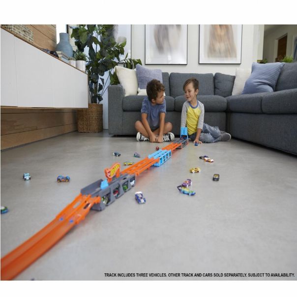 HOT WHEELS Mega transporter sa stazom - 1015000622