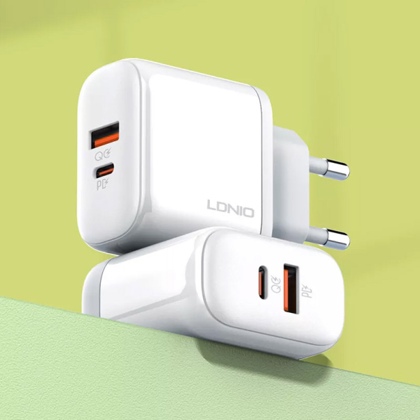Kućni punjač LDNIO A2526C FAST CHARGING 45W/ QC4+/ QC3.0 sa kablom Type-C na lightning beli - 618377