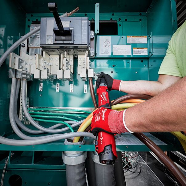 MILWAUKEE Aku. moment ključ 3/8” 13.6 - 135.6 Nm 2Ah - M12ONEFTR38-201C - 4933464967