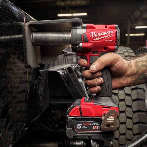 MILWAUKEE Aku. kompaktni udarni pištolj 1/2” 18V 2x5Ah - M18FIW2F12-502X - 4933478444