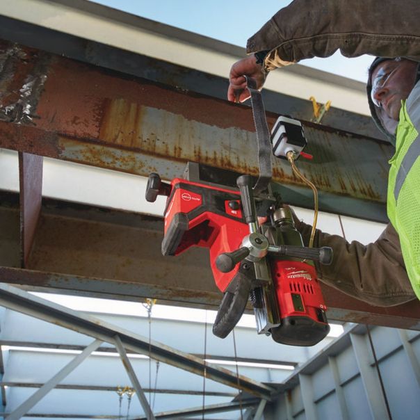 MILWAUKEE Aku. magnetna bušilica sa permanentnim magnetom 18V 2x5Ah - M18FMDP-502C - 4933451012