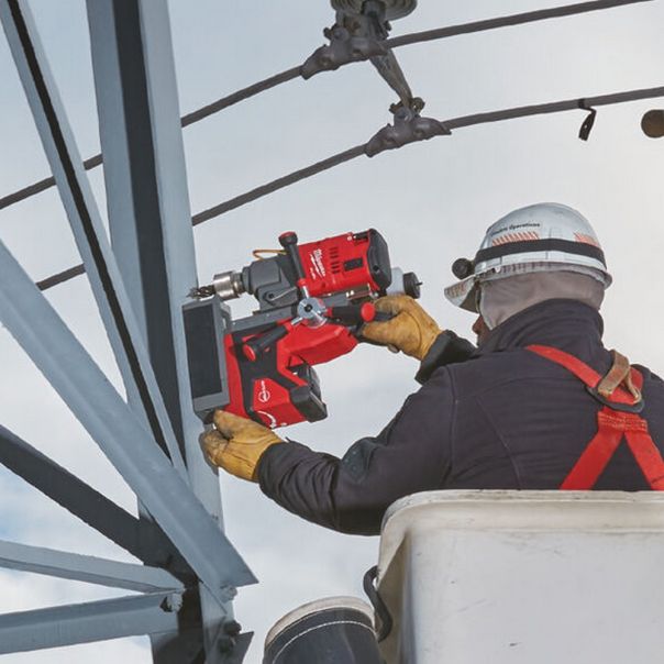 MILWAUKEE Aku. magnetna bušilica sa permanentnim magnetom 18V 2x5Ah - M18FMDP-502C - 4933451012