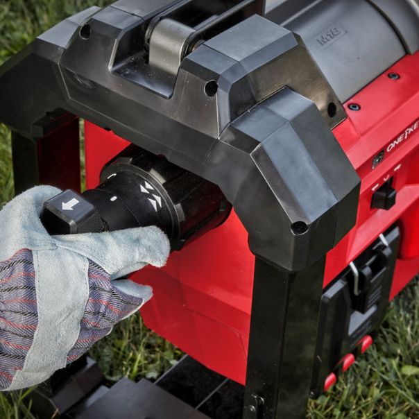 MILWAUKEE Akumulatorski čistač cevi 18V 12Ah - M18FSSM-121 - 4933471410