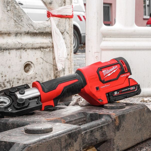 MILWAUKEE Aku. hidraulična presa za kablove 18V 2Ah - M18HCCT-201C - 4933451194