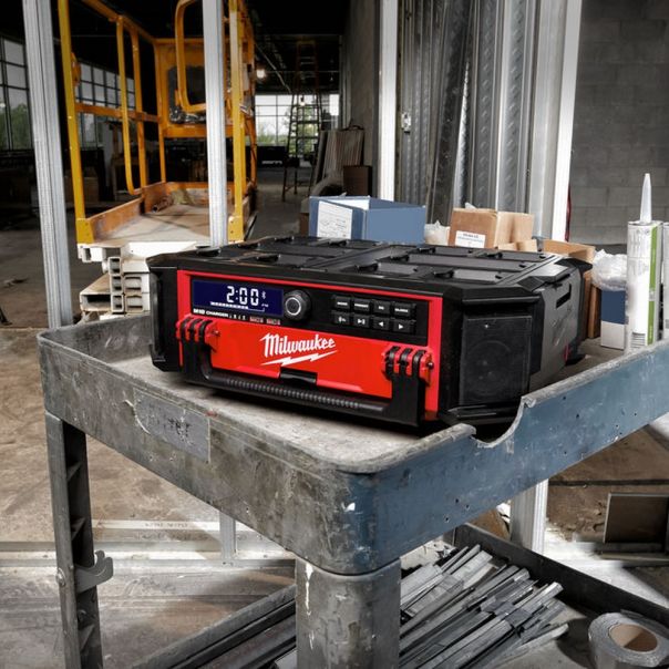 MILWAUKEE Radio-Punjač PACKOUT 18V/230V - M18PRCDAB+-0, SOLO (bez baterije i punjača) - 4933472112