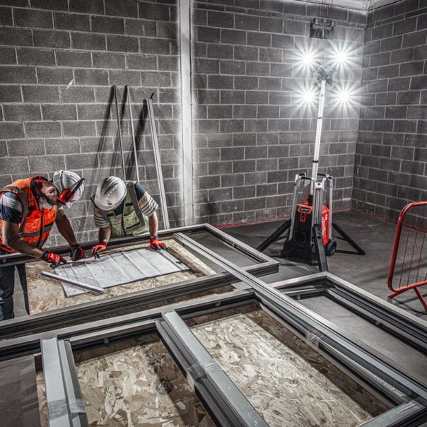 MILWAUKEE Baterijski led reflektor 6Ah sa postoljem - MXFTL-601 - 4933471844