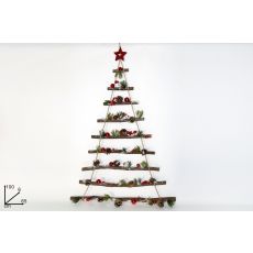 Novogodišnji ukras božićna jelka sa drvenim zvončićima i crvenim šišarkama